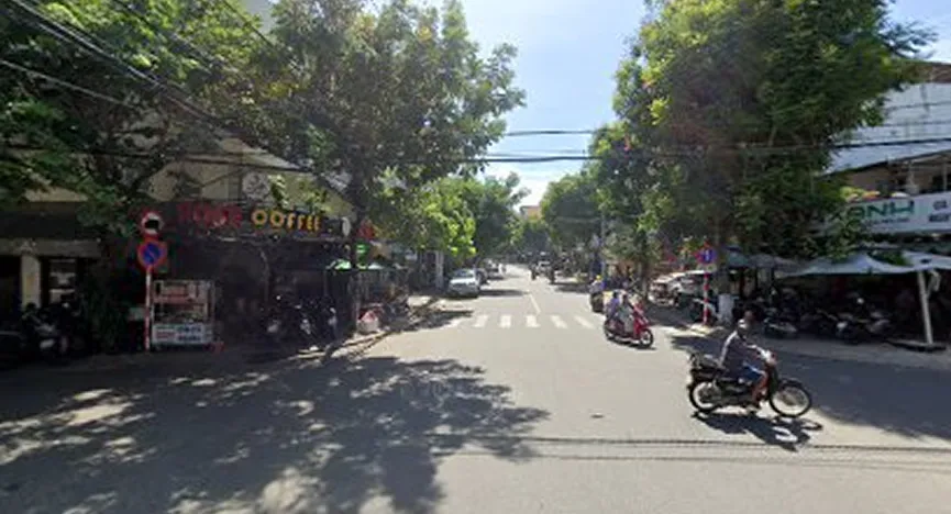 Ha Huy Tap railway crossing